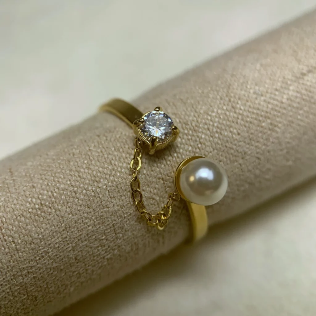 Bague ajustable modèle Adèle avec diament et perle