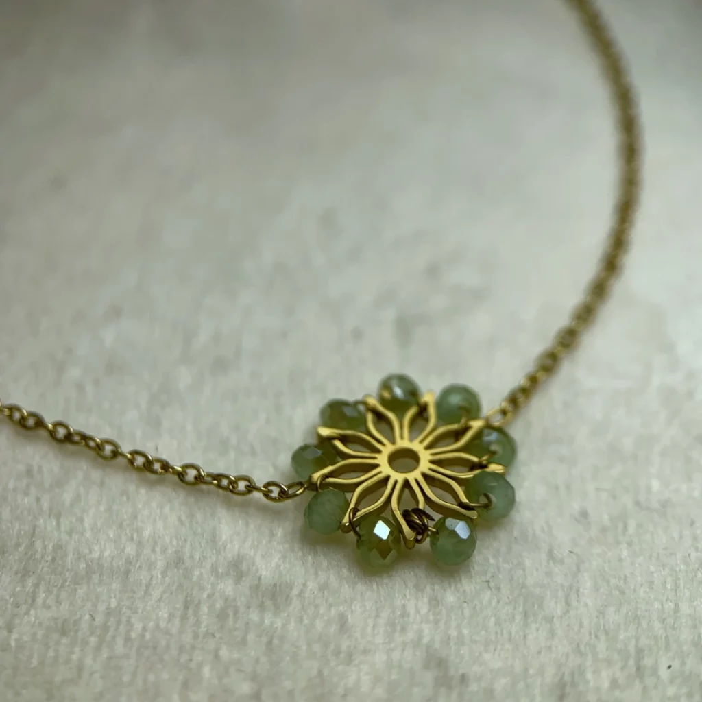 Bracelet en or avec pendentif fleur et perles jade