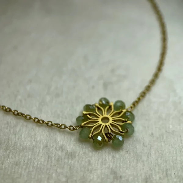 Bracelet en or avec pendentif fleur et perles jade