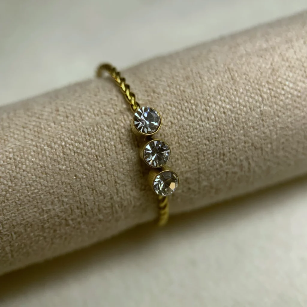 bague or modèle Light avec trois diaments