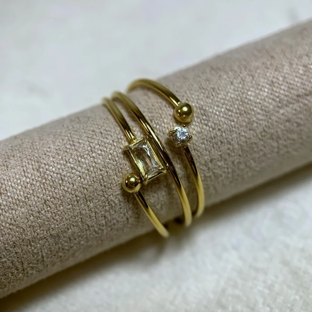 Bague ajustable avec différents détails
