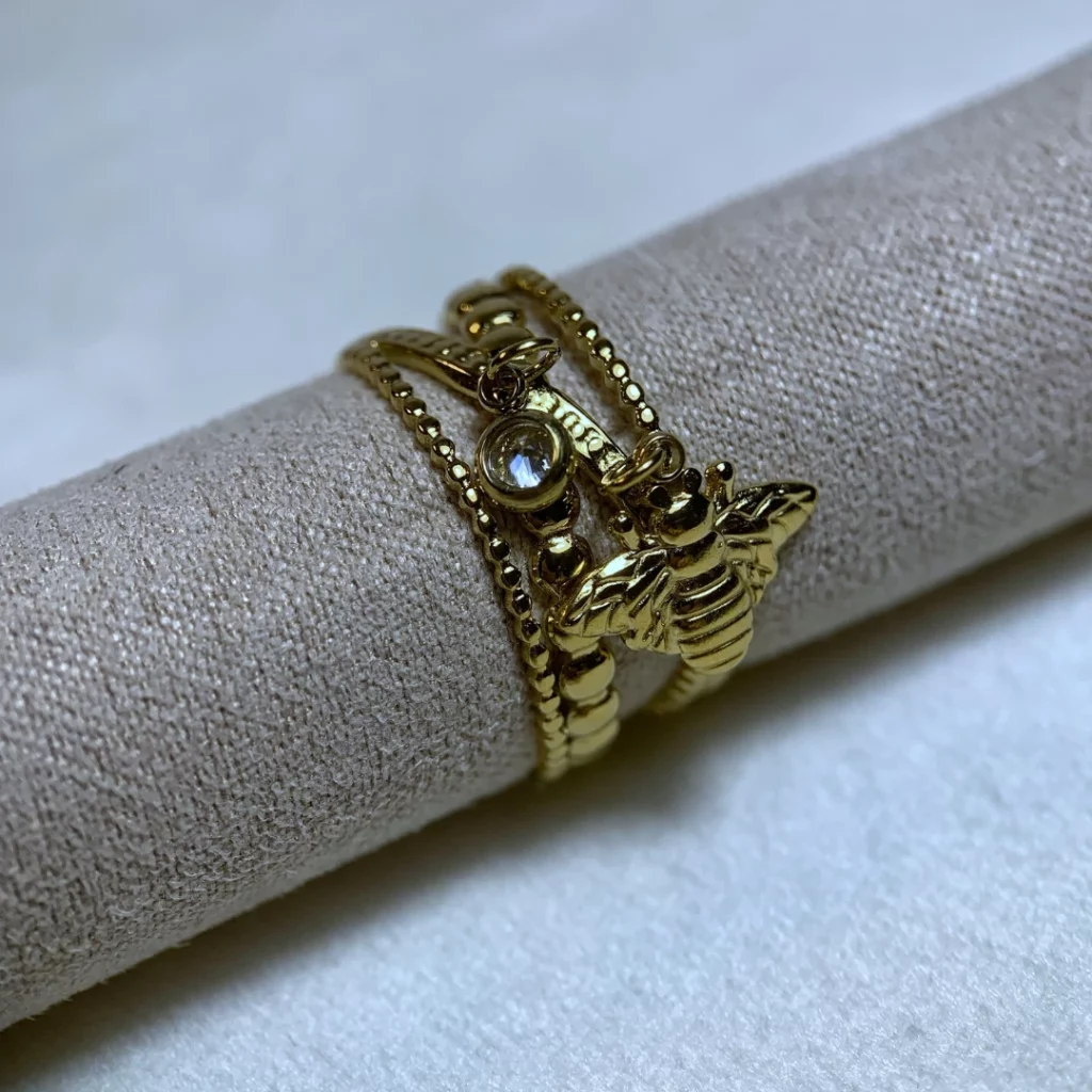 Bague modèle Mélissa en or avec abeille et strass