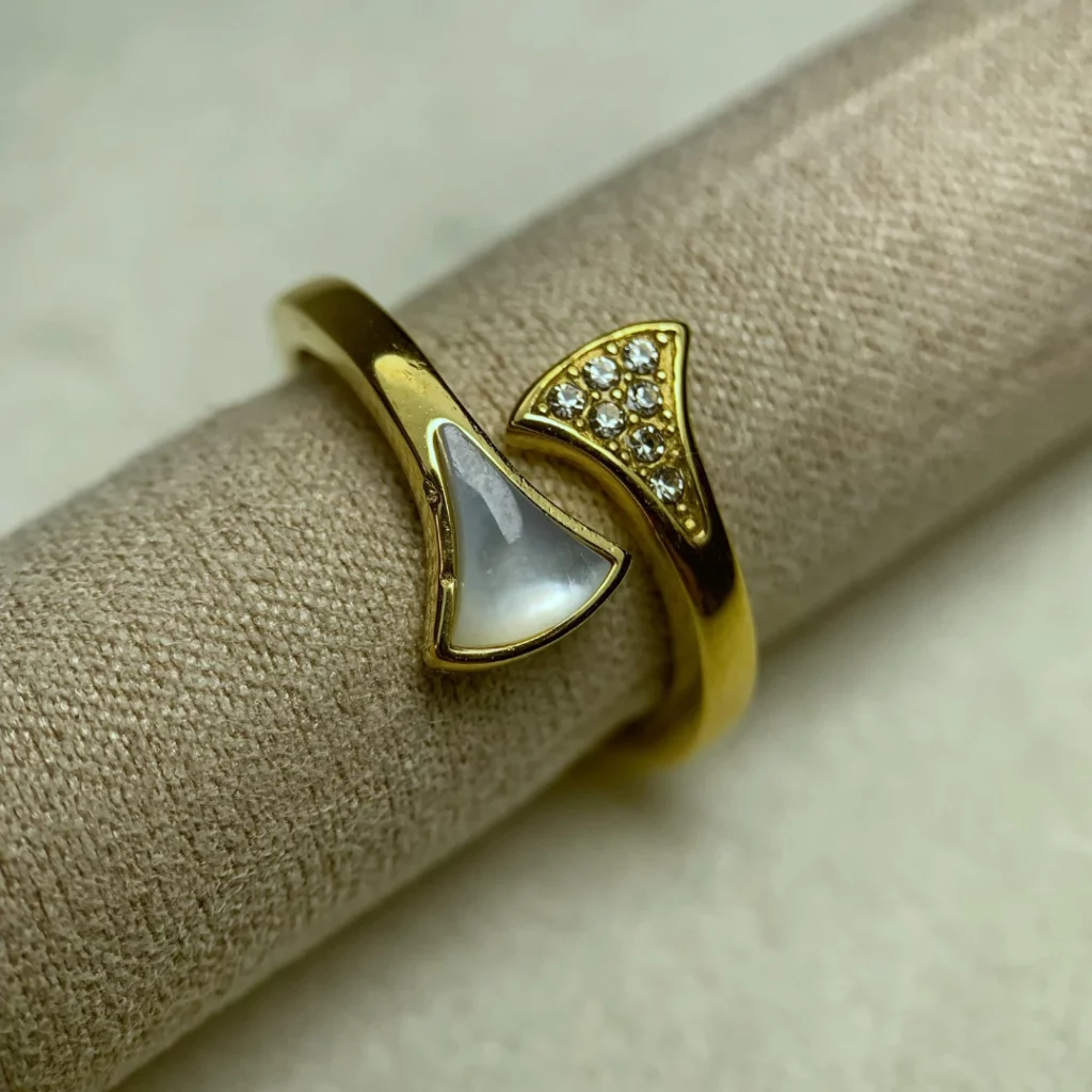 bague ajustable en or avec strass